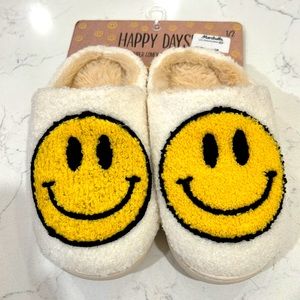 NWT Happy Days smiley face slippers